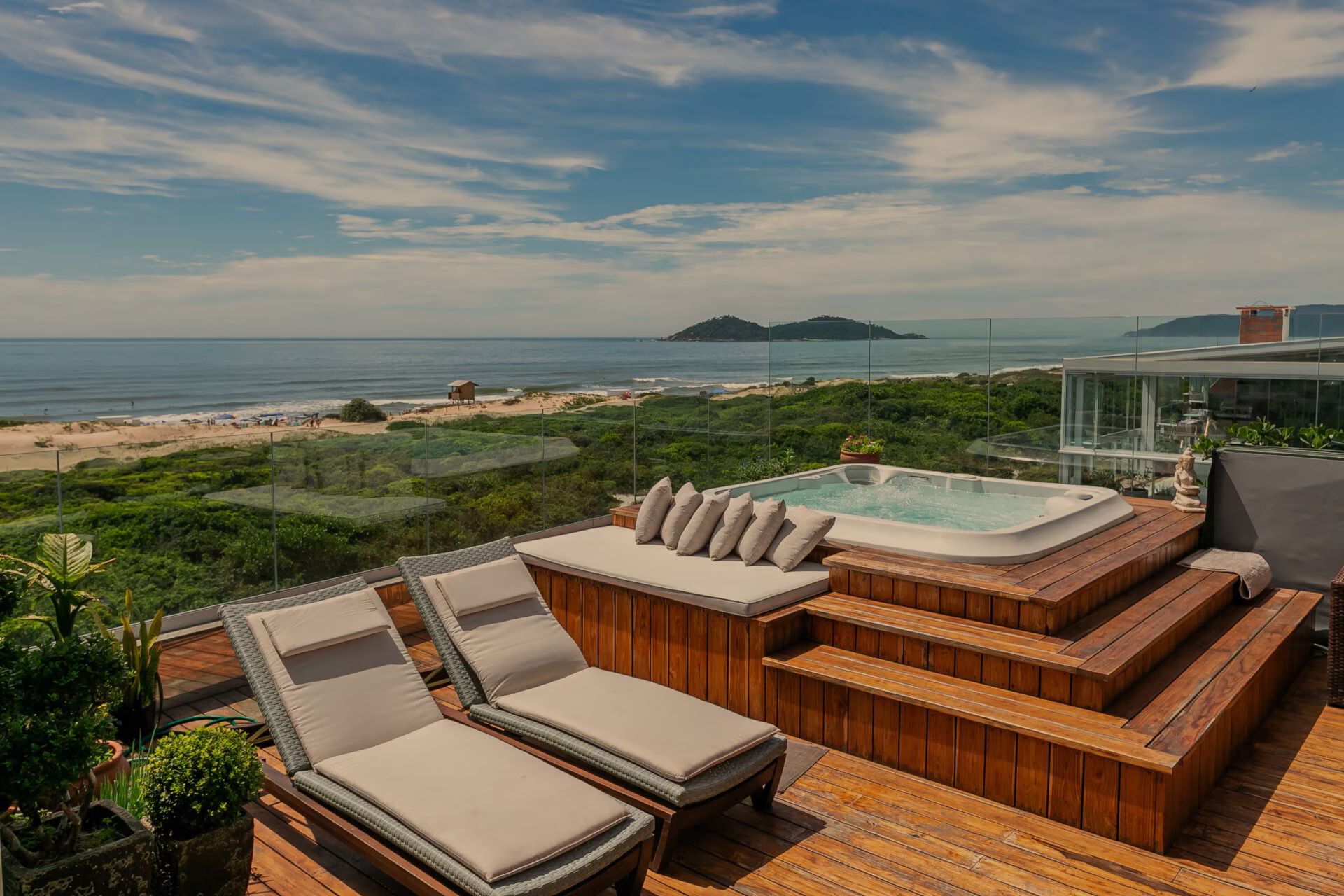Apartamento com vista mar no Yacht Club em Jurerê, Florianópolis