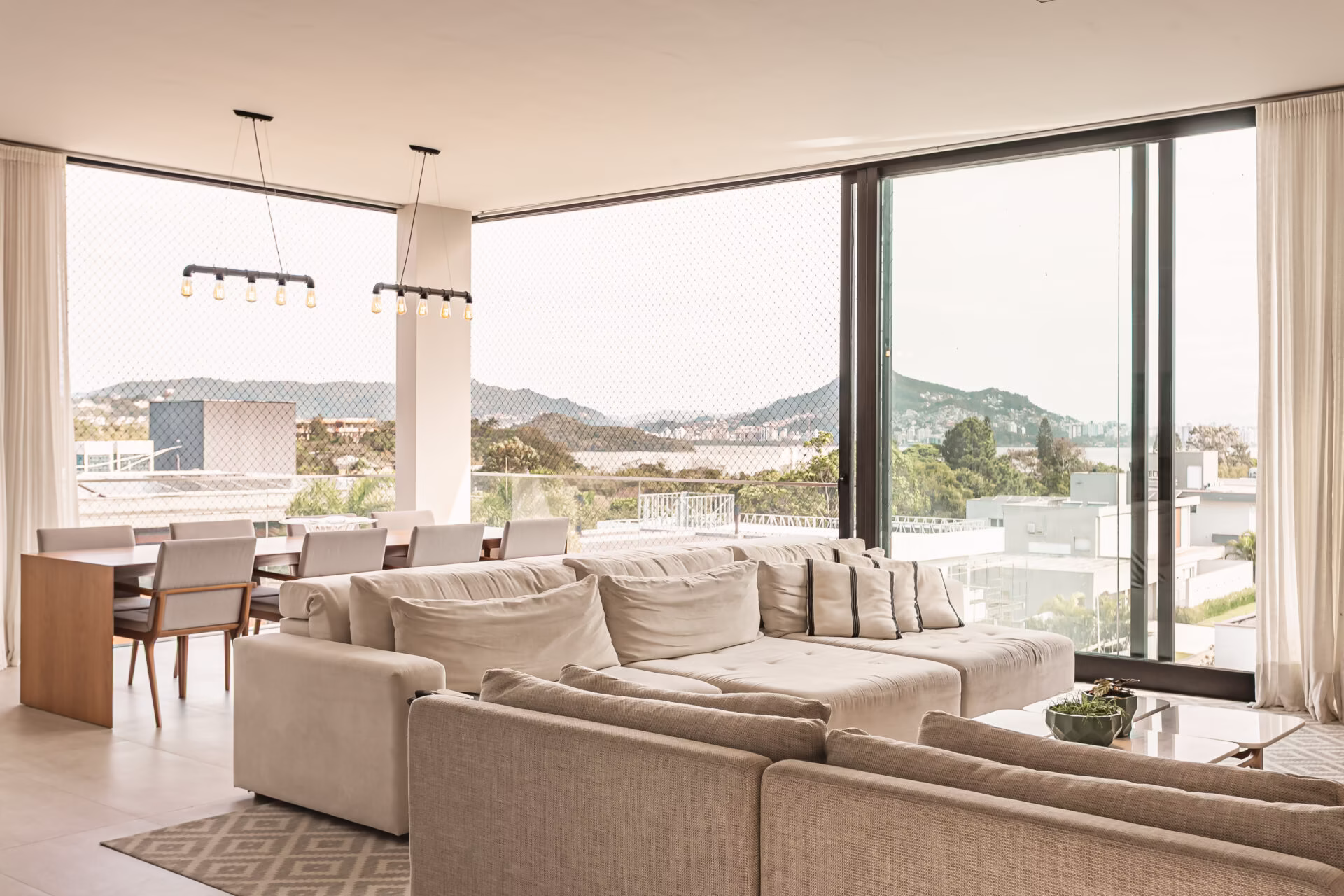 Mercado imobiliário de luxo em 2025 impulsiona Florianópolis com recordes de valorização