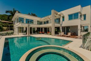 Metro quadrado: O valor para imóveis de alto padrão em Florianópolis pode variar de acordo com a proximidade com a praia ou vista mar. Bem como o nível de construção, o bairro escolhido para morar e a manutenção/atualização do mesmo.