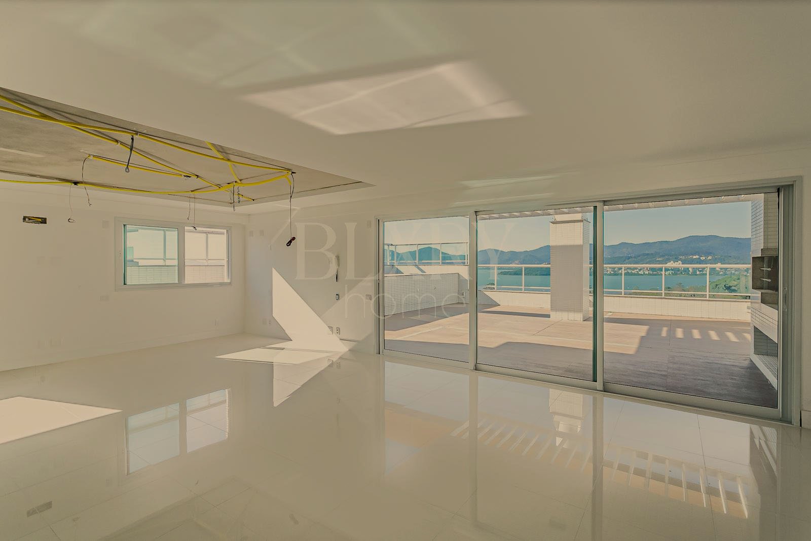 COBERTURA DUPLEX NA BEIRA MAR