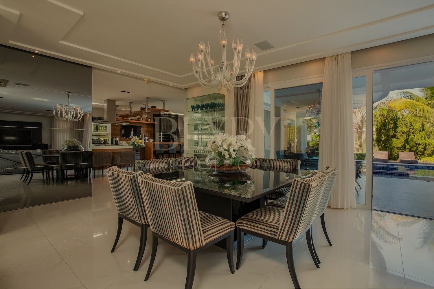 Casa em Jurerê Decorada e Automatizada