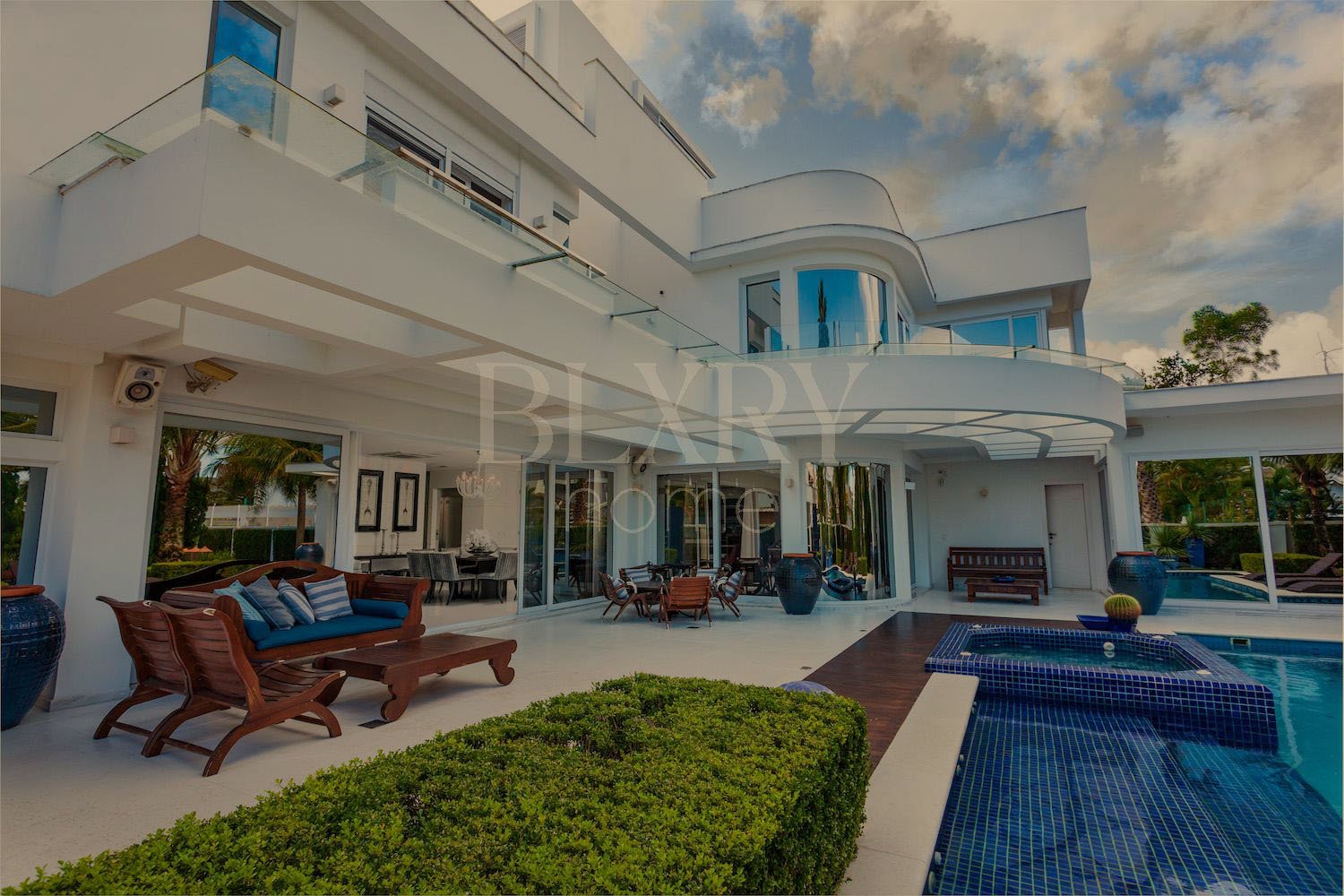 Casa em Jurerê Decorada e Automatizada