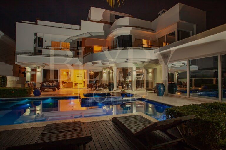 Casa em Jurerê Decorada e Automatizada
