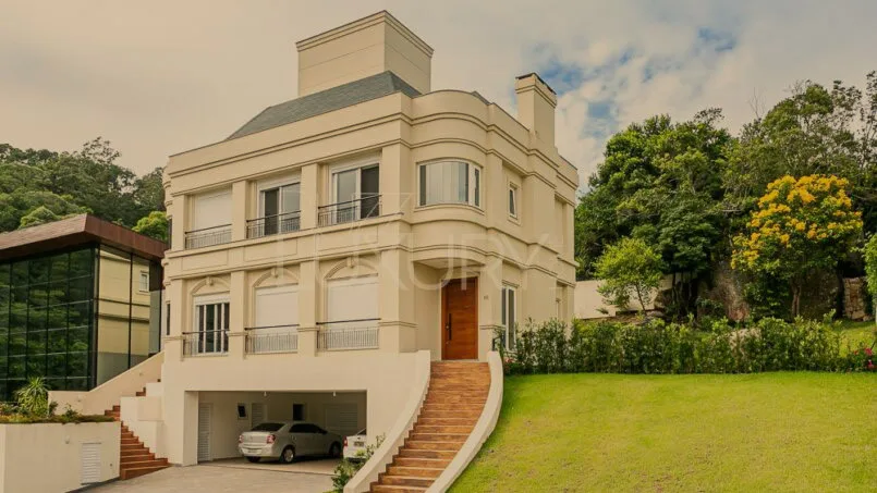 Casa alto padrão no Cacupé, com vista mar e condomínio fechado