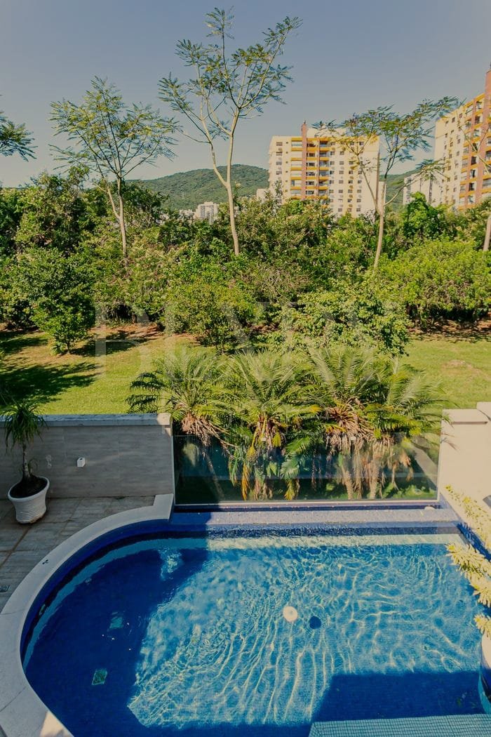 Casa no Santa Mônica, em condomínio fechado.