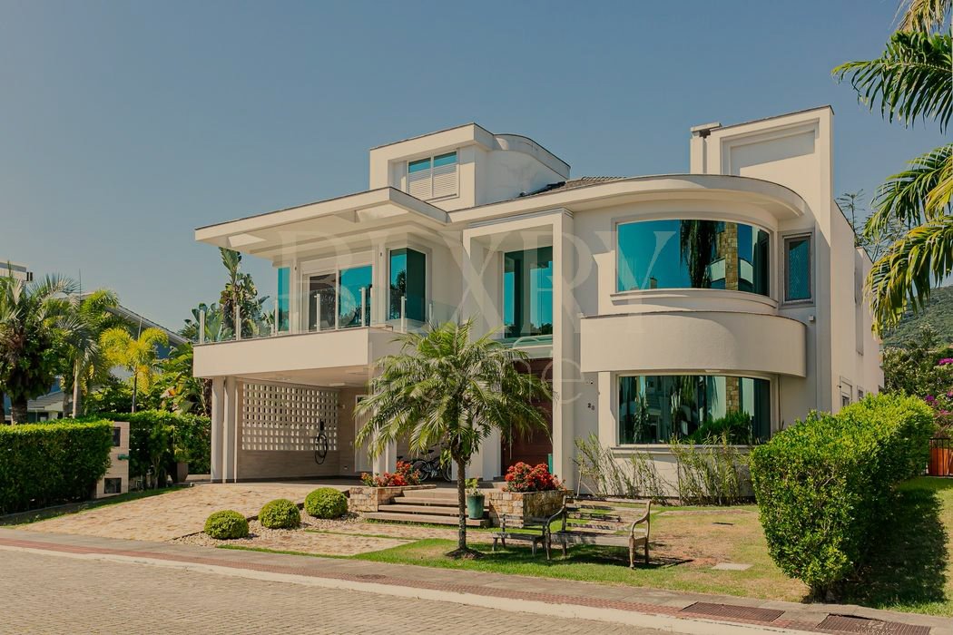 Casa no Santa Mônica, em condomínio fechado.
