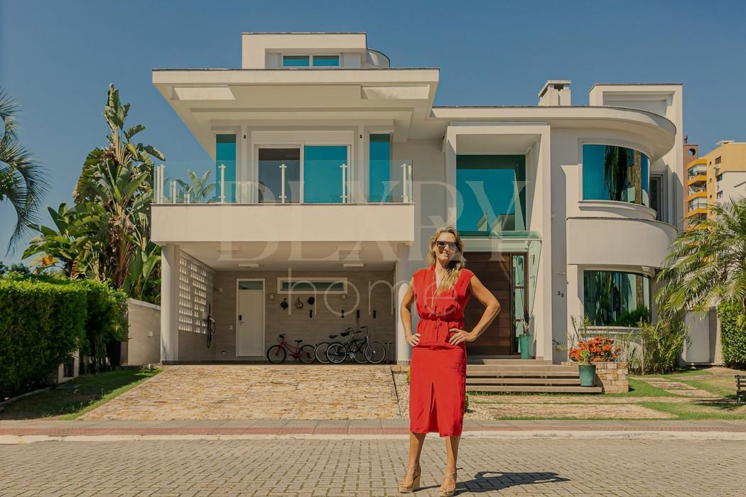 Casa no Santa Mônica, em condomínio fechado.