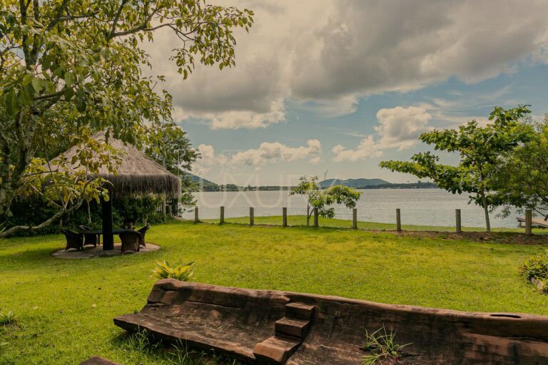 Casa na beira da Lagoa da Conceição