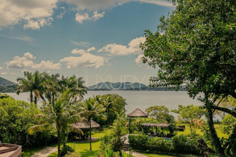 Casa na beira da Lagoa da Conceição