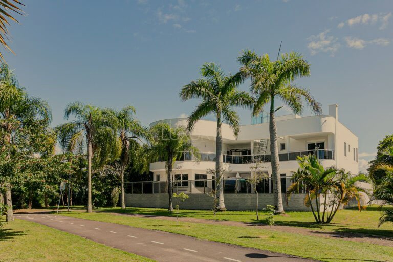 CASA NO AMORAEVILLE EM JURERÊ INTERNACIONAL