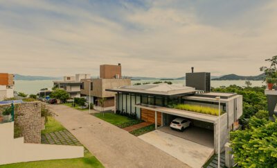 Casa alto padrão no Cacupé, com vista mar e condomínio fechado