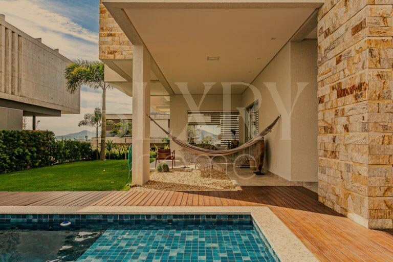 Casa com vista mar em condomínio fechado no Cacupé, em Florianópolis