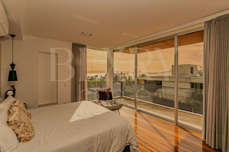 Casa com vista mar em condomínio fechado no Cacupé, em Florianópolis