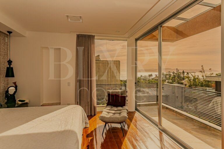Casa com vista mar em condomínio fechado no Cacupé, em Florianópolis