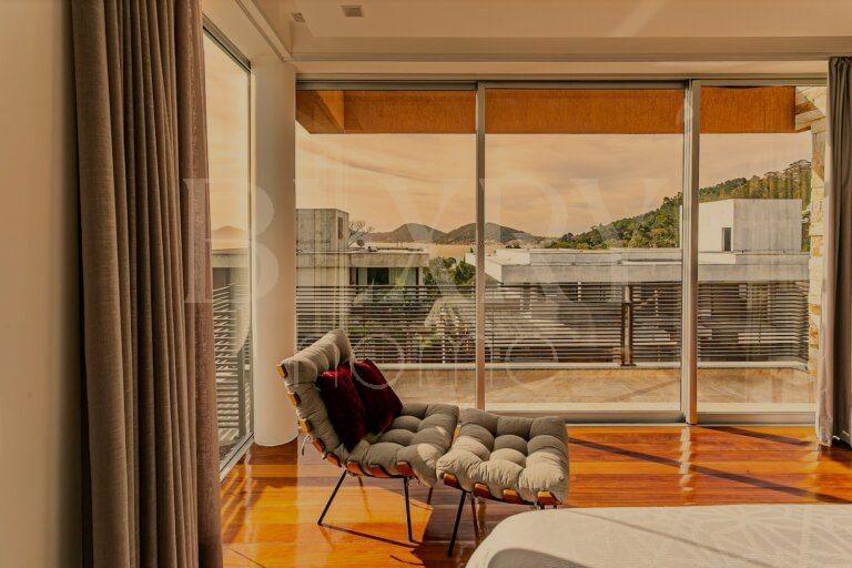 Casa com vista mar em condomínio fechado no Cacupé, em Florianópolis