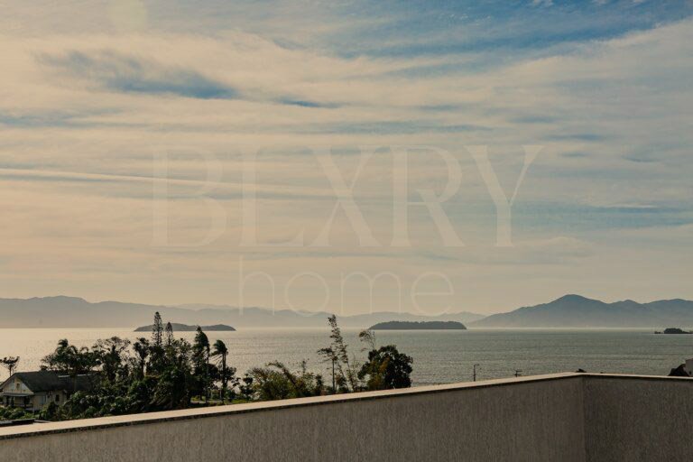 Casa com vista mar em condomínio fechado no Cacupé, em Florianópolis