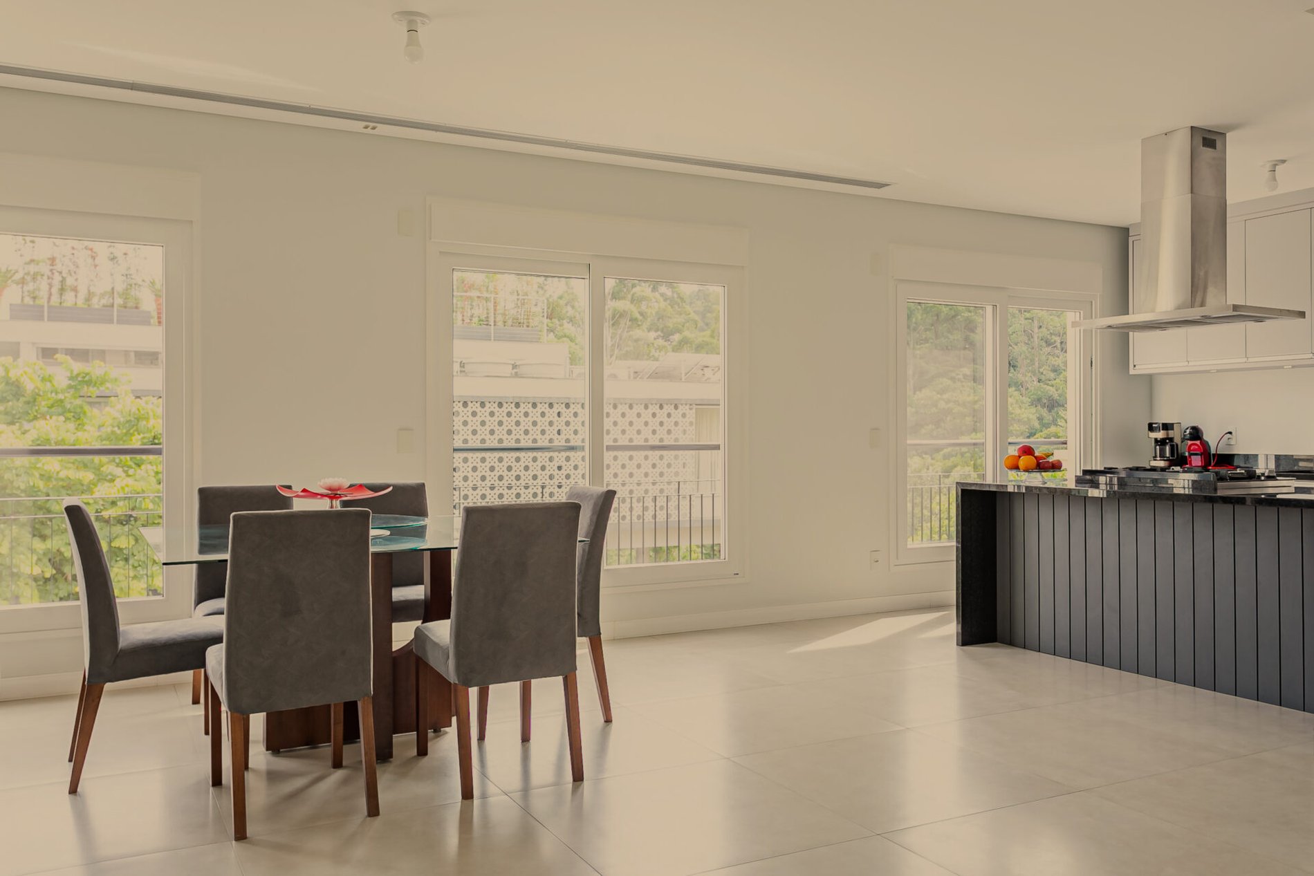 Casa alto padrão no Cacupé, com vista mar e condomínio fechado