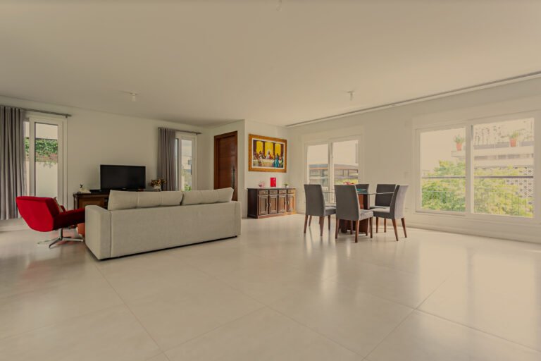Casa alto padrão no Cacupé, com vista mar e condomínio fechado