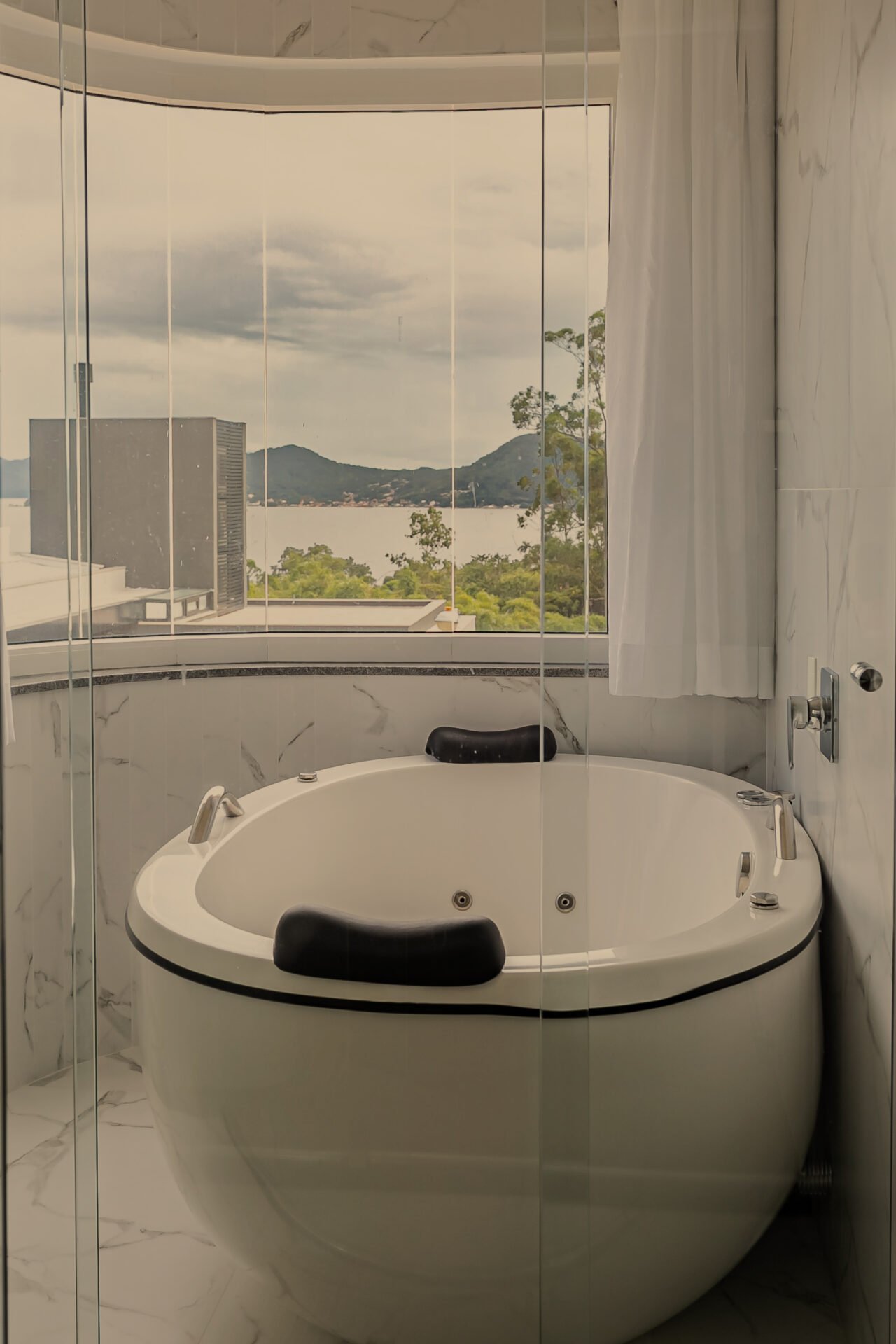 Casa alto padrão no Cacupé, com vista mar e condomínio fechado