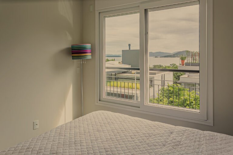 Casa alto padrão no Cacupé, com vista mar e condomínio fechado