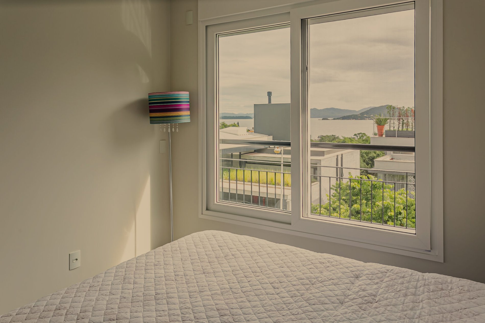 Casa alto padrão no Cacupé, com vista mar e condomínio fechado