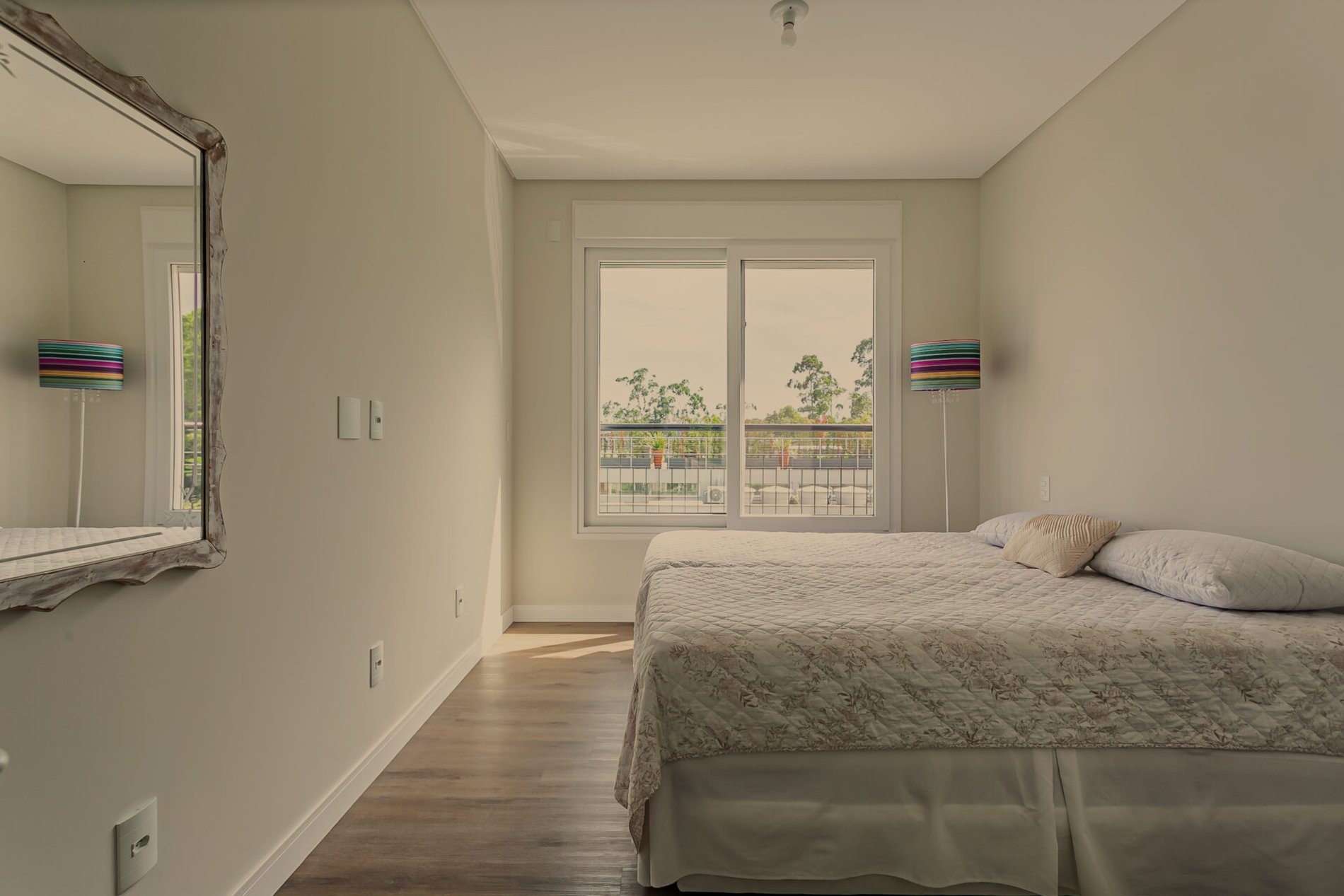 Casa alto padrão no Cacupé, com vista mar e condomínio fechado