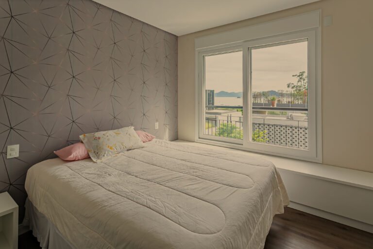 Casa alto padrão no Cacupé, com vista mar e condomínio fechado