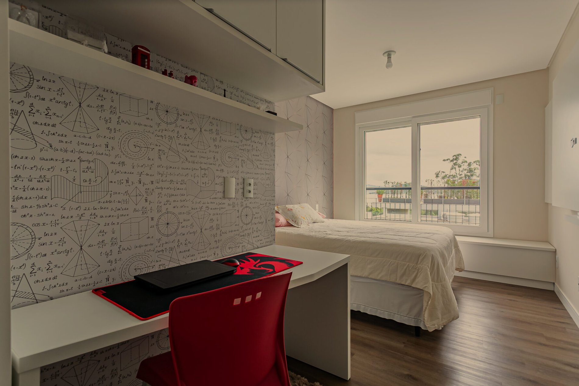 Casa alto padrão no Cacupé, com vista mar e condomínio fechado