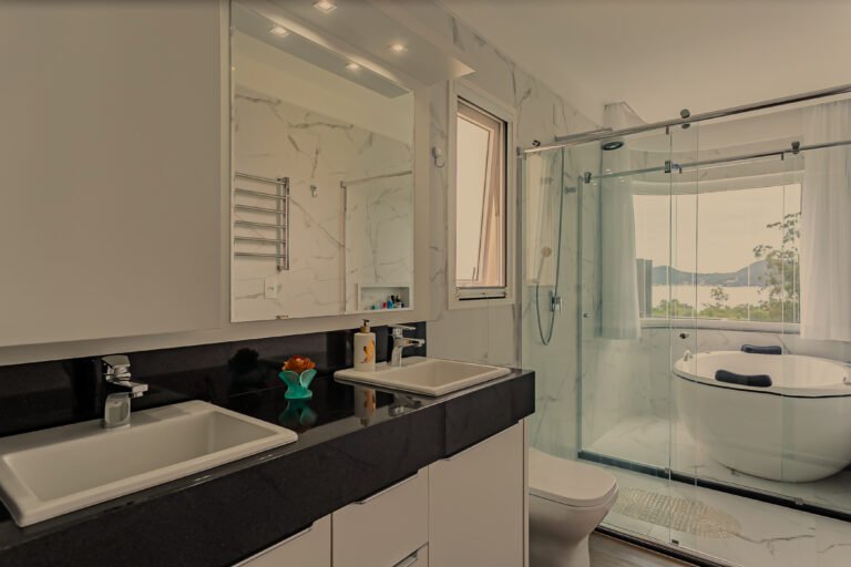 Casa alto padrão no Cacupé, com vista mar e condomínio fechado