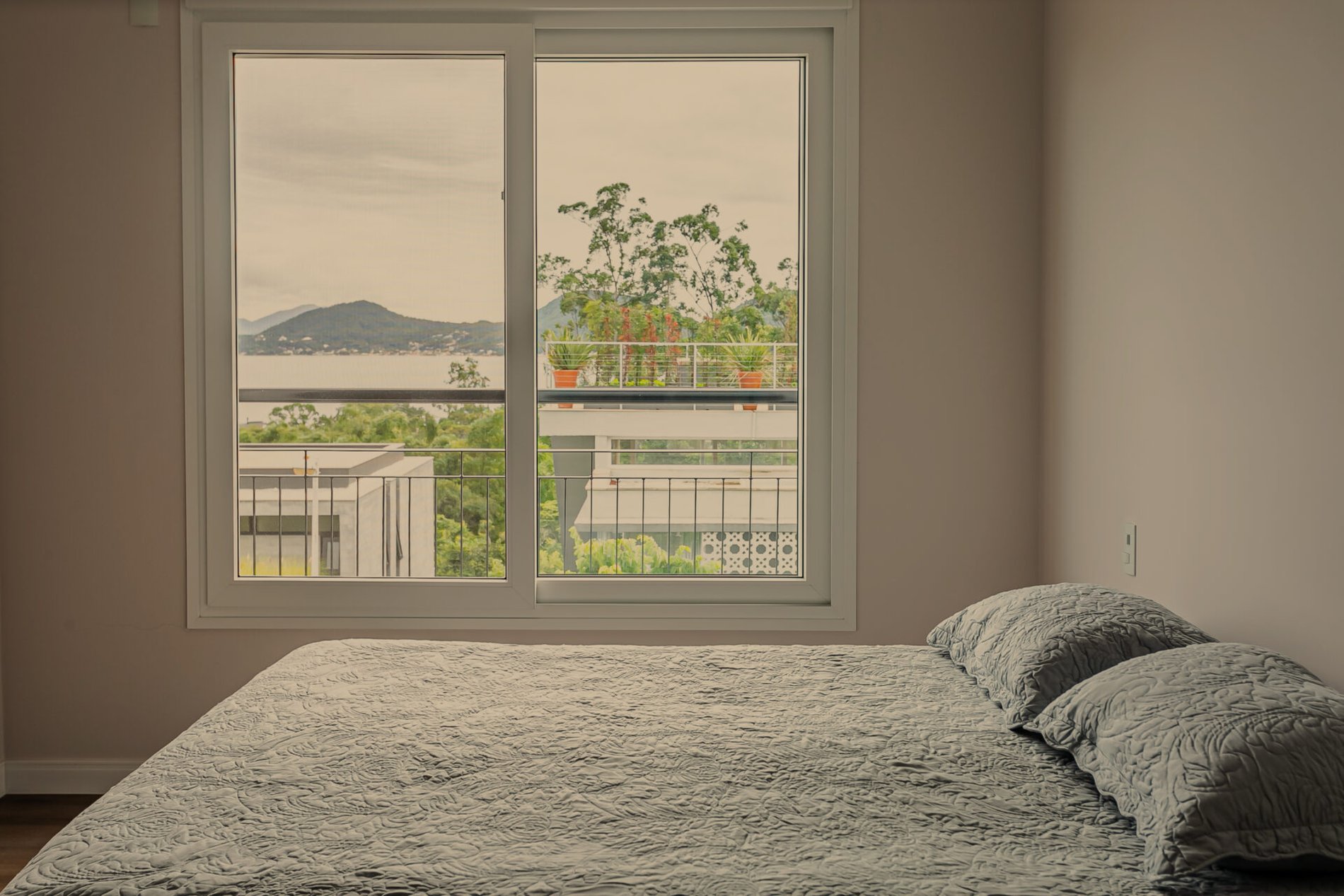 Casa alto padrão no Cacupé, com vista mar e condomínio fechado