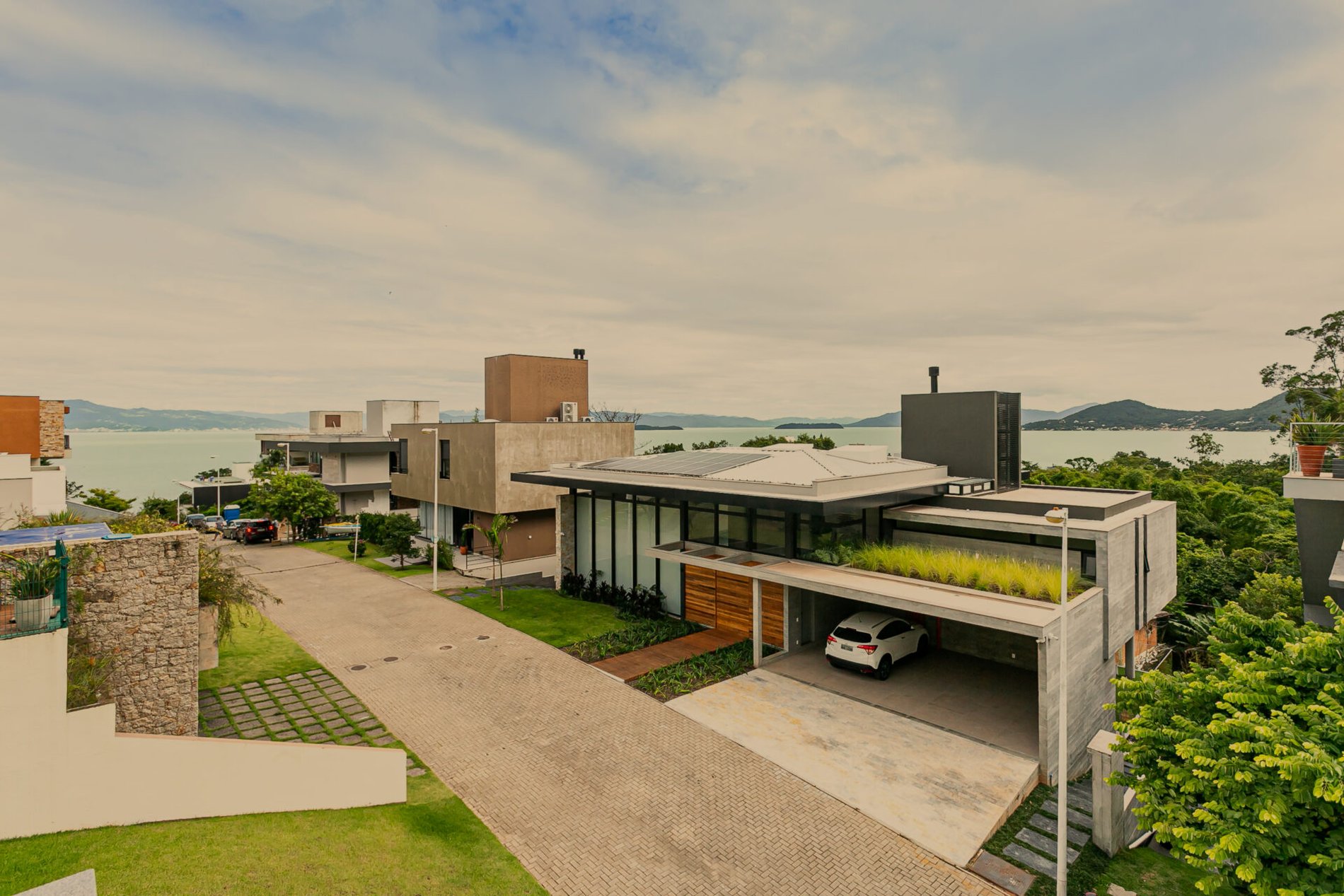 Casa alto padrão no Cacupé, com vista mar e condomínio fechado