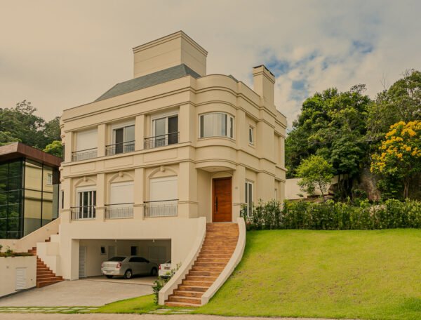 Casa alto padrão no Cacupé, com vista mar e condomínio fechado