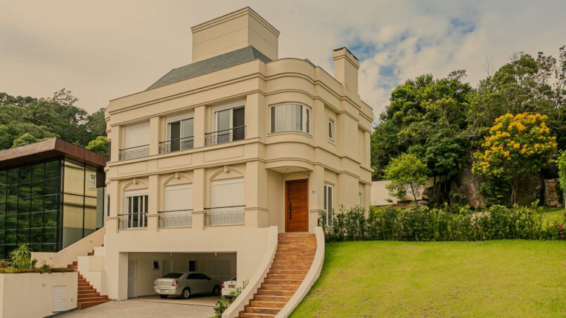 Casa alto padrão no Cacupé, com vista mar e condomínio fechado