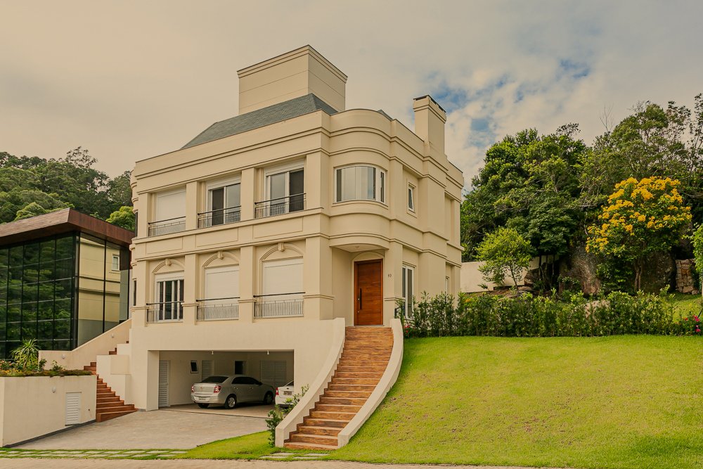 Casa alto padrão no Cacupé, com vista mar e condomínio fechado