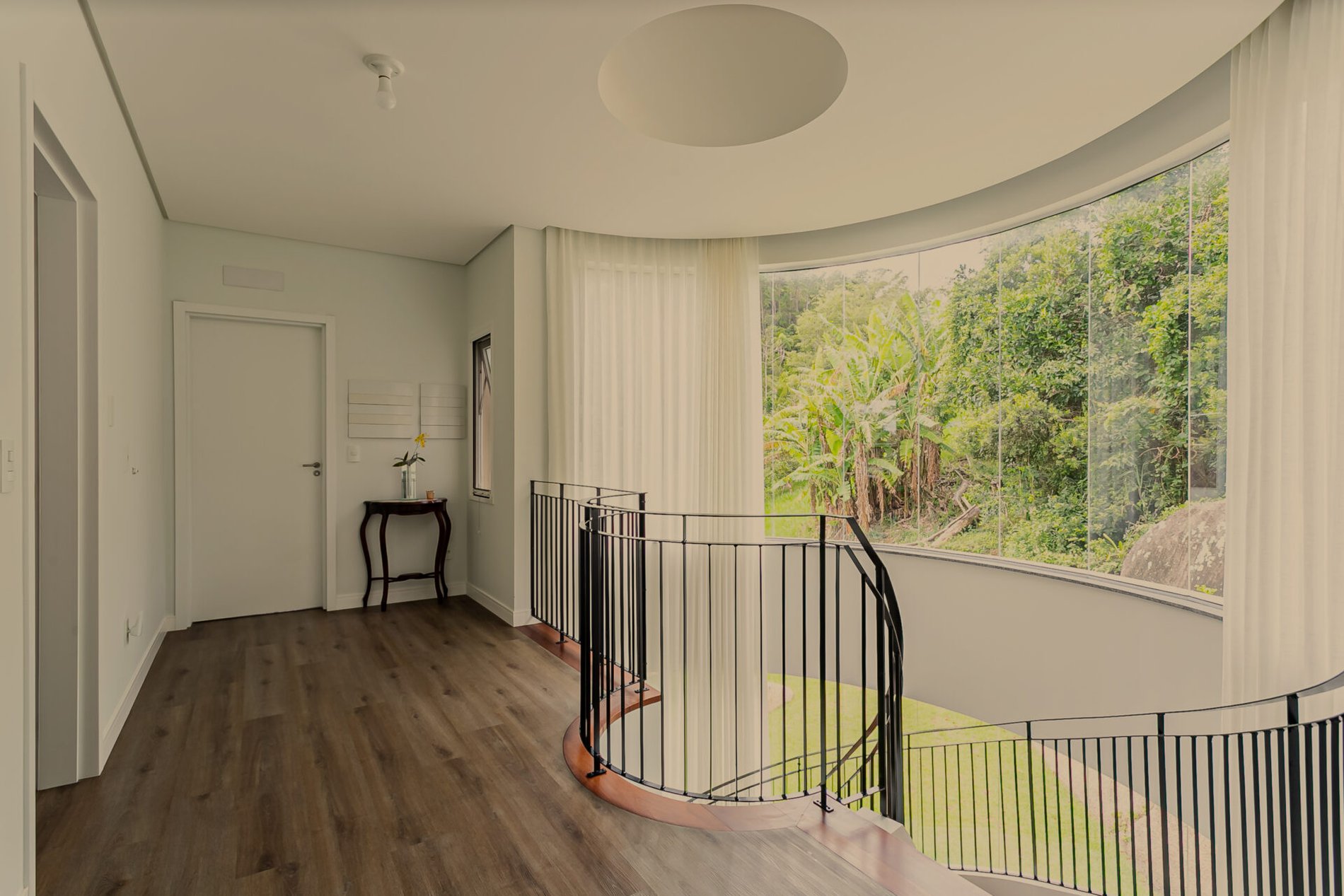 Casa alto padrão no Cacupé, com vista mar e condomínio fechado