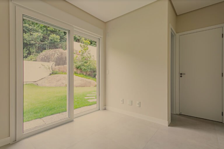 Casa alto padrão no Cacupé, com vista mar e condomínio fechado
