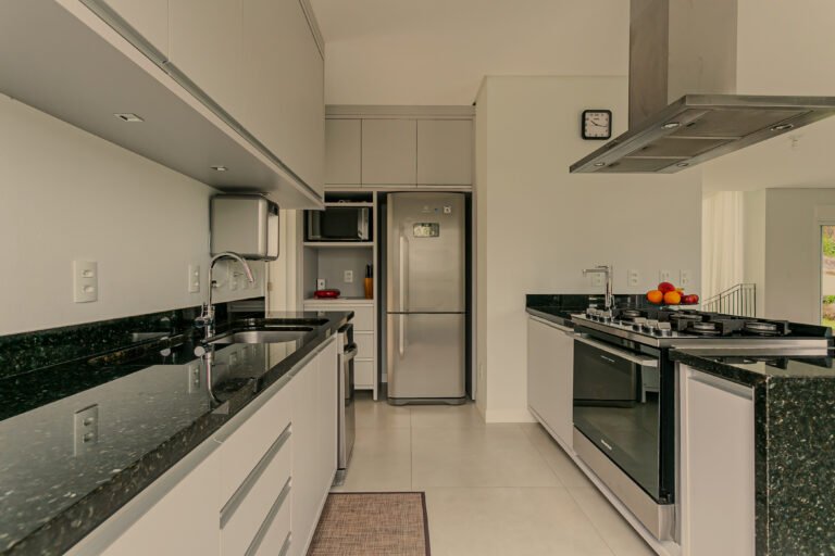 Casa alto padrão no Cacupé, com vista mar e condomínio fechado