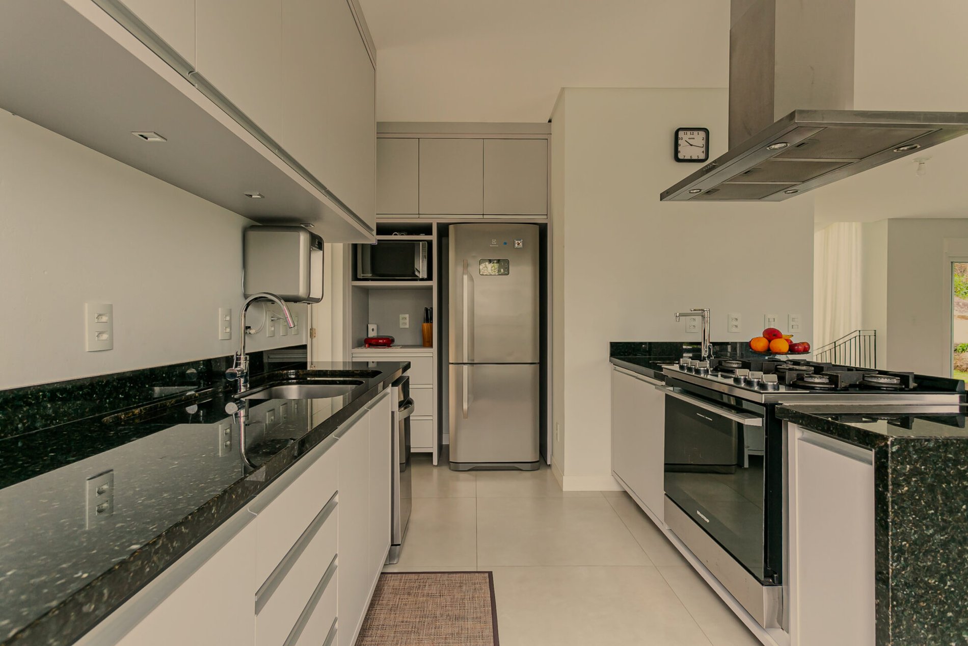 Casa alto padrão no Cacupé, com vista mar e condomínio fechado