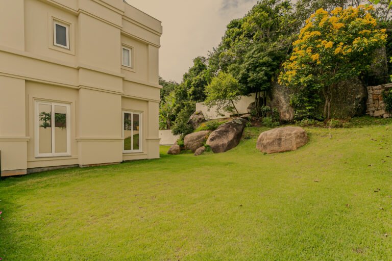 Casa alto padrão no Cacupé, com vista mar e condomínio fechado