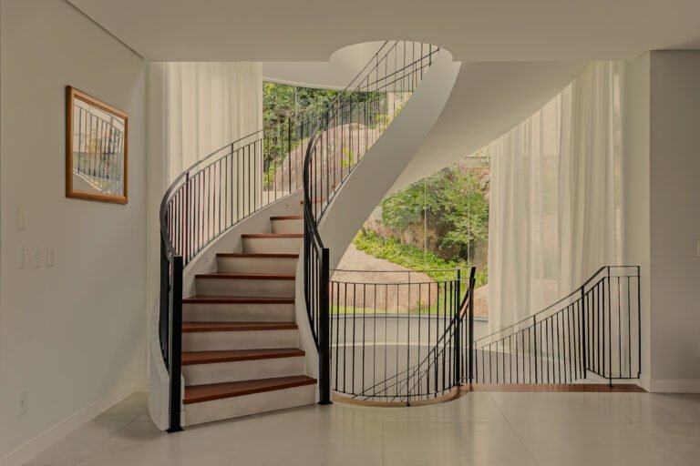 Casa alto padrão no Cacupé, com vista mar e condomínio fechado