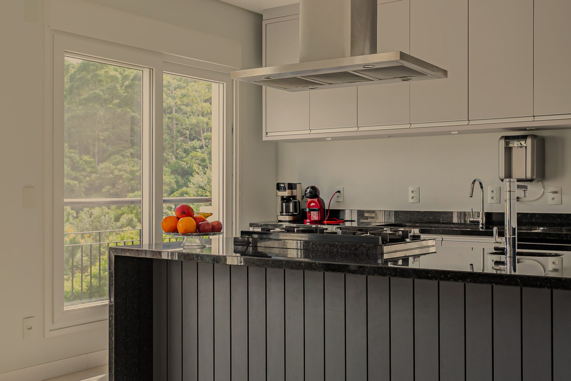 Casa alto padrão no Cacupé, com vista mar e condomínio fechado