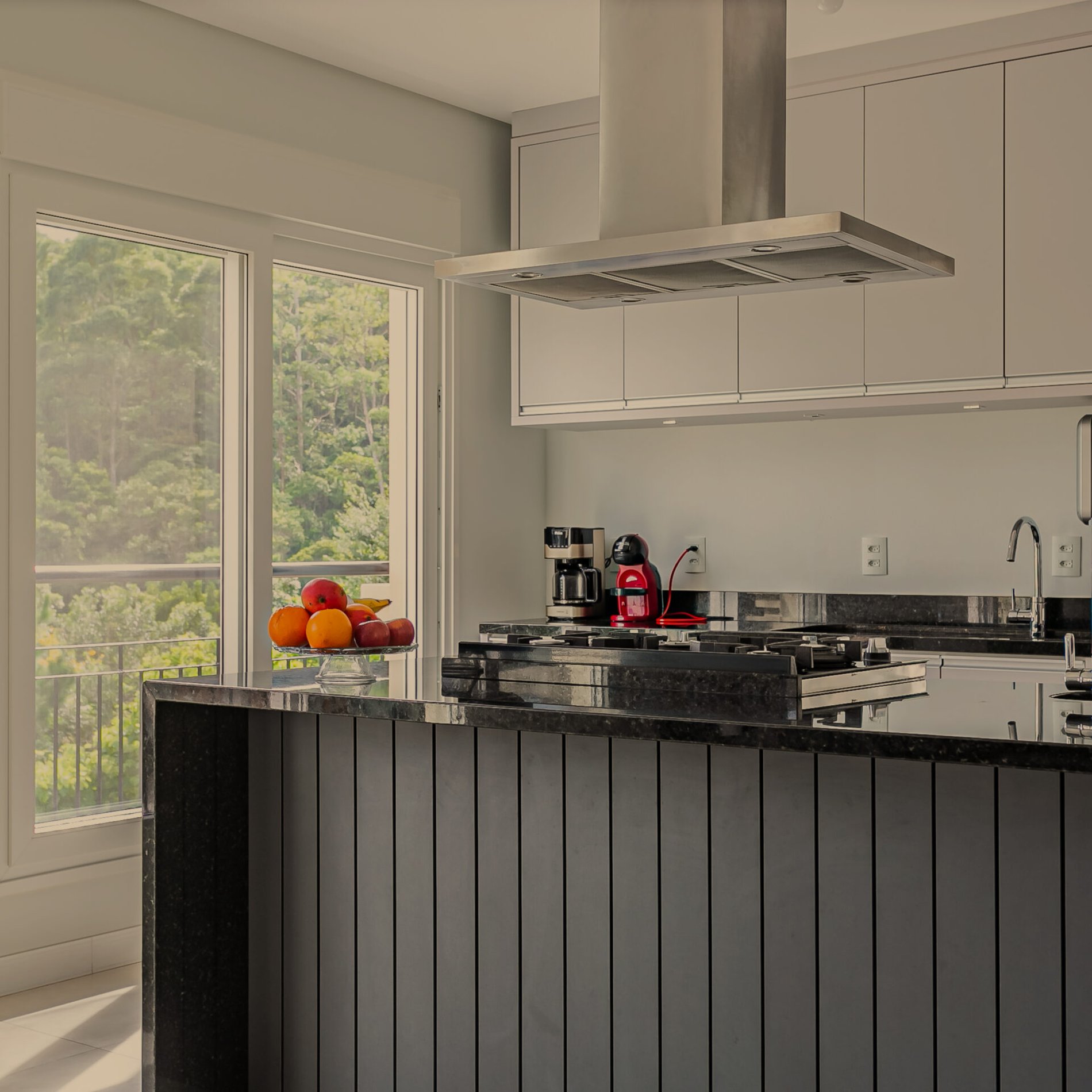 Casa alto padrão no Cacupé, com vista mar e condomínio fechado