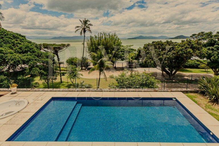 Casa frente mar no Cacupé, em Florianópolis