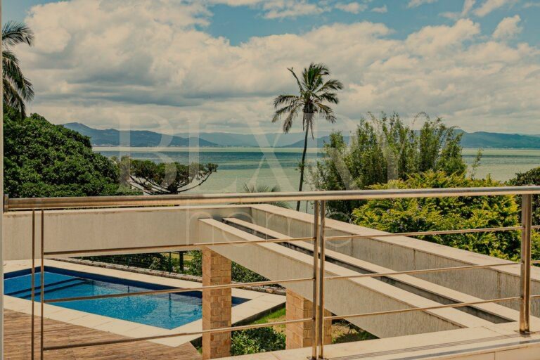 Casa frente mar no Cacupé, em Florianópolis