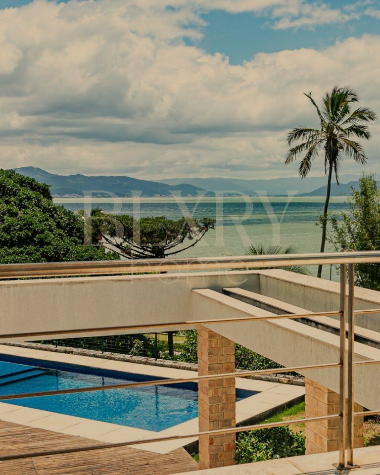 Casa frente mar no Cacupé, em Florianópolis