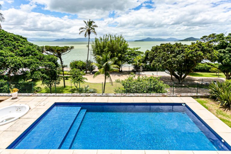 Casa frente mar no Cacupé, em Florianópolis