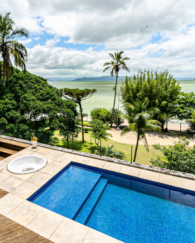 Casa frente mar no Cacupé, em Florianópolis