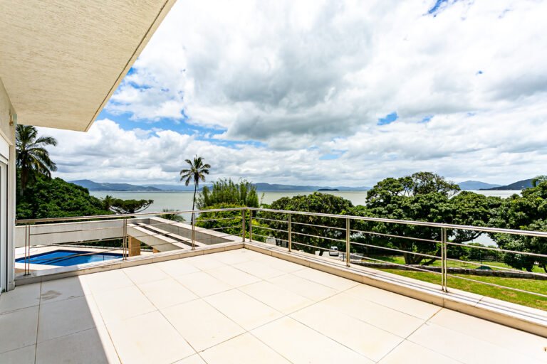 Casa frente mar no Cacupé, em Florianópolis