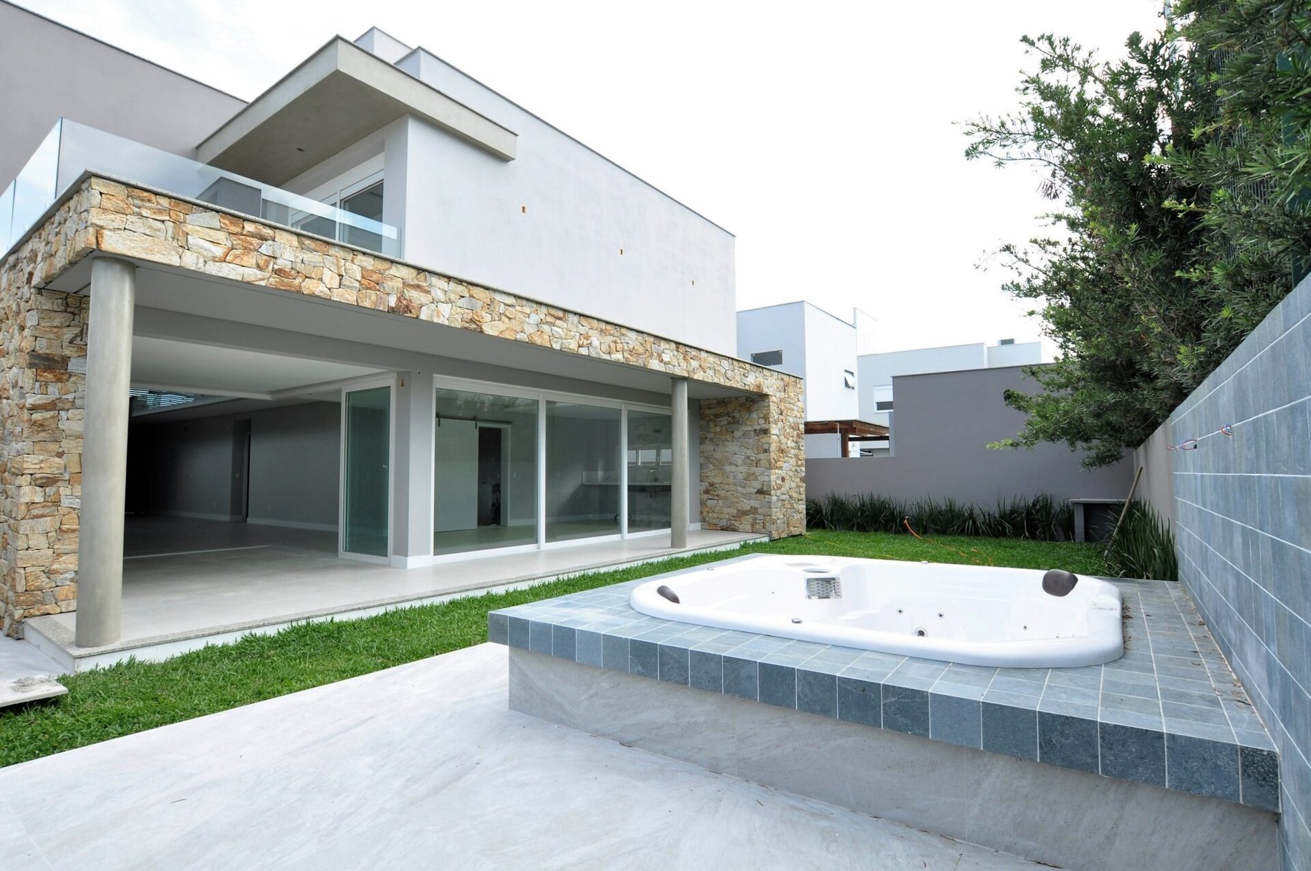 CASA NA LAGOA DA CONCEIÇÃO