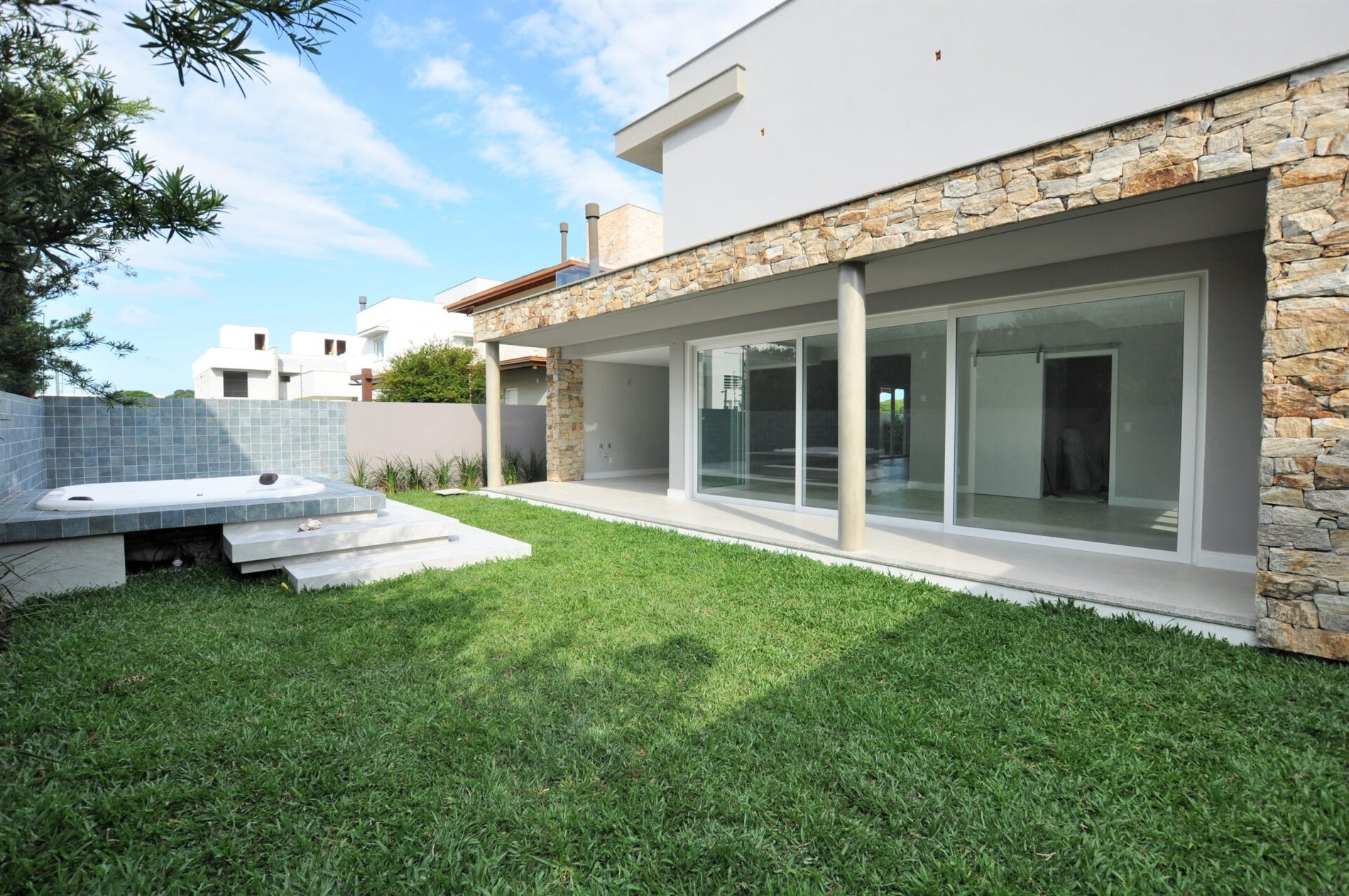 CASA NA LAGOA DA CONCEIÇÃO